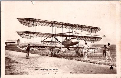 une vieille photo d'un homme debout à côté d'un avion