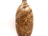 une photo d'un vase marron et blanc posé sur une surface blanche