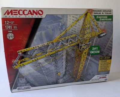 jeu de construction d'une grue dans une boîte sur une surface blanche