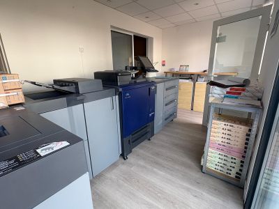 une photo d'une pièce dans laquelle se trouvent une imprimante et un support d'imprimante