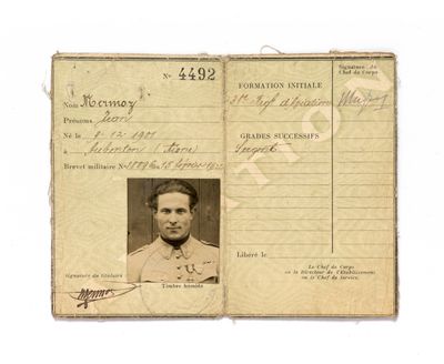 une vieille photo d'un passeport sur laquelle figure la photo d'un homme en uniforme