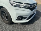 une voiture blanche garée sur le bord de la route