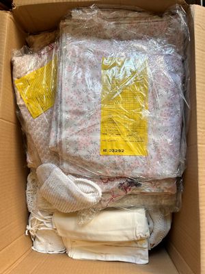 une boîte en carton remplie de vêtements et d'autres objets