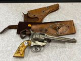 deux revolvers posés sur une table