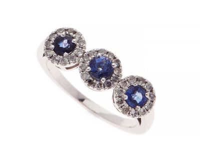 bague avec trois saphirs et des diamants