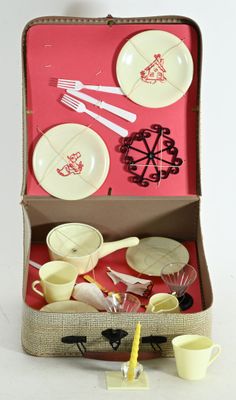 Dinette en plastique de 20 pièces état neuf, présentée dans une petite - Photo 1