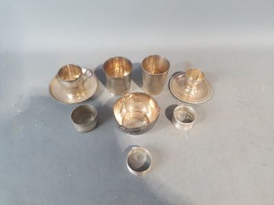 des tasses à thé et soucoupes plaquées argent posées sur une table