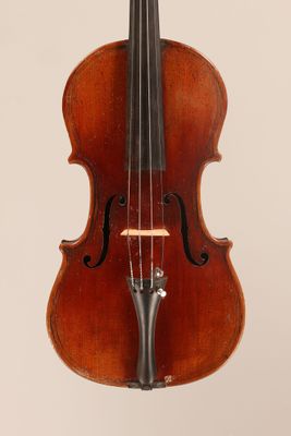 gros plan d'un violon avec un archet sur fond blanc