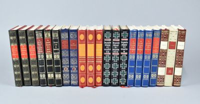 les livres sont alignés sur une surface blanche