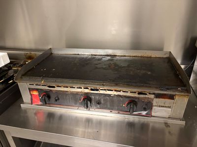 une cuisinière installée dans une cuisine