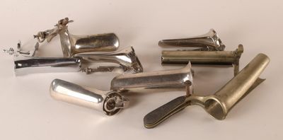 de nombreux objets métalliques argentés posés sur une surface blanche