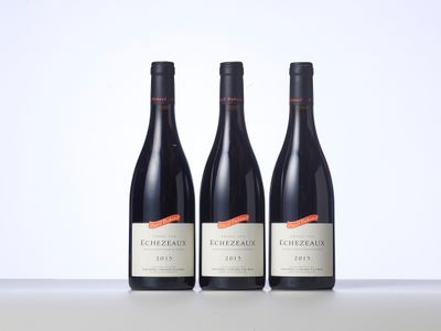 trois bouteilles de vin posées sur une table l'une à côté de l'autre