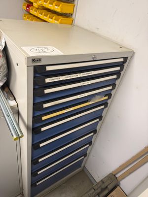 une commode comportant de nombreux tiroirs, dans une pièce