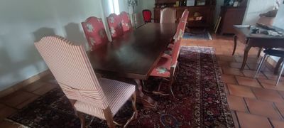 Grande table dite monastère en chêne et huit chaises à haut …