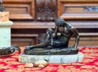 une statue représentant un homme aux prises avec une femme sur une table