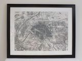 la photo d'une photo d'une carte accrochée au mur