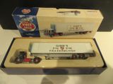 un camion miniature qui se trouve dans une boîte posée sur la table