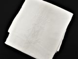 mouchoir blanc orné d'un monogramme représentant une couronne et d'un autre monogramme
