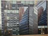 une photo d'un bâtiment sur lequel se trouve une horloge