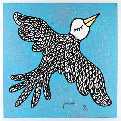 une peinture représentant un oiseau volant dans les airs sur un fond bleu