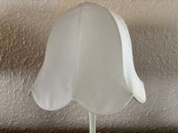 Lampe nénuphar blanche avec un abat-jour en textile blanc (photo 3)
