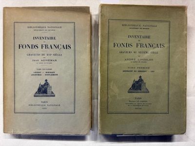 deux livres posés l'un sur l'autre sur une table