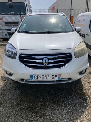 l'avant d'une voiture blanche garée sur un parking