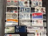 une photo d'une collection de timbres exposée dans une vitrine