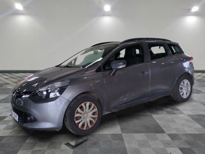 la photo d'une voiture garée dans un garage