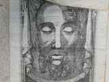 une photo d'un homme barbu accrochée au mur