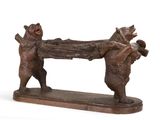 sculpture en bois représentant deux ours tenant une bûche, sur fond blanc