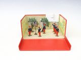 une boîte rouge sur laquelle figure l'image d'un groupe de soldats
