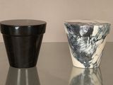 deux vases posés sur une table en verre
