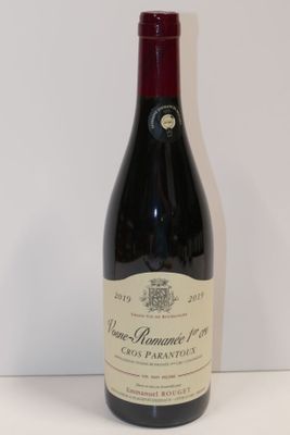 la bouteille de vin est posée sur la table à côté du mur