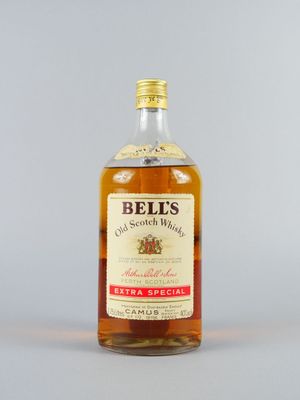 une image représentant une bouteille de whisky écossais Belies posée sur une surface blanche