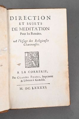 un livre ouvert sur lequel est posé un oiseau