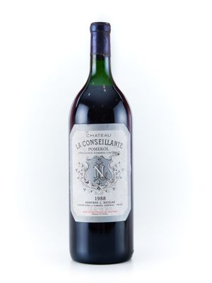 la bouteille de vin est posée sur une surface blanche