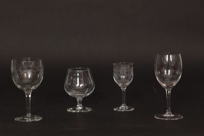 Réunion de quatre parties de service de verres en cristal, c…