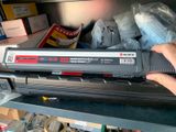 une main tenant une machine noire et rouge