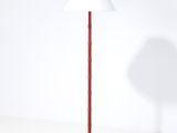 lampe sur pied avec un pied rouge et un abat-jour blanc