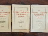 trois livres posés sur une table en bois