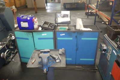 une photo d'un atelier où se trouvent de nombreux outils