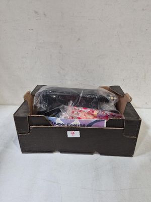 une boîte noire contenant une paire de chaussures