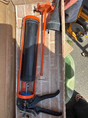 une boîte contenant un marteau et un outil à main