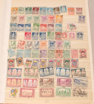 la photo d'un livre portant de nombreux timbres