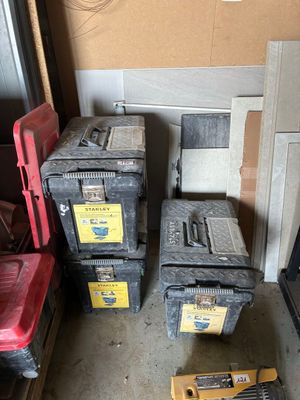 de nombreux cartons posés sur le sol les uns à côté des autres