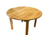 une image représentant une table en bois avec deux pieds et un plateau rond