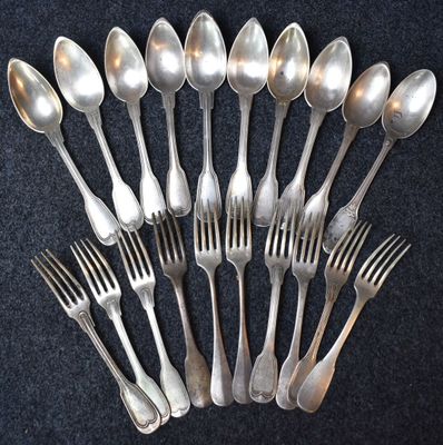 beaucoup de cuillères et de fourchettes en argent sur la table