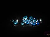 deux diamants bleus et blancs sur un fond noir