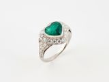 une bague en forme de cœur sertie d'une émeraude et de diamants